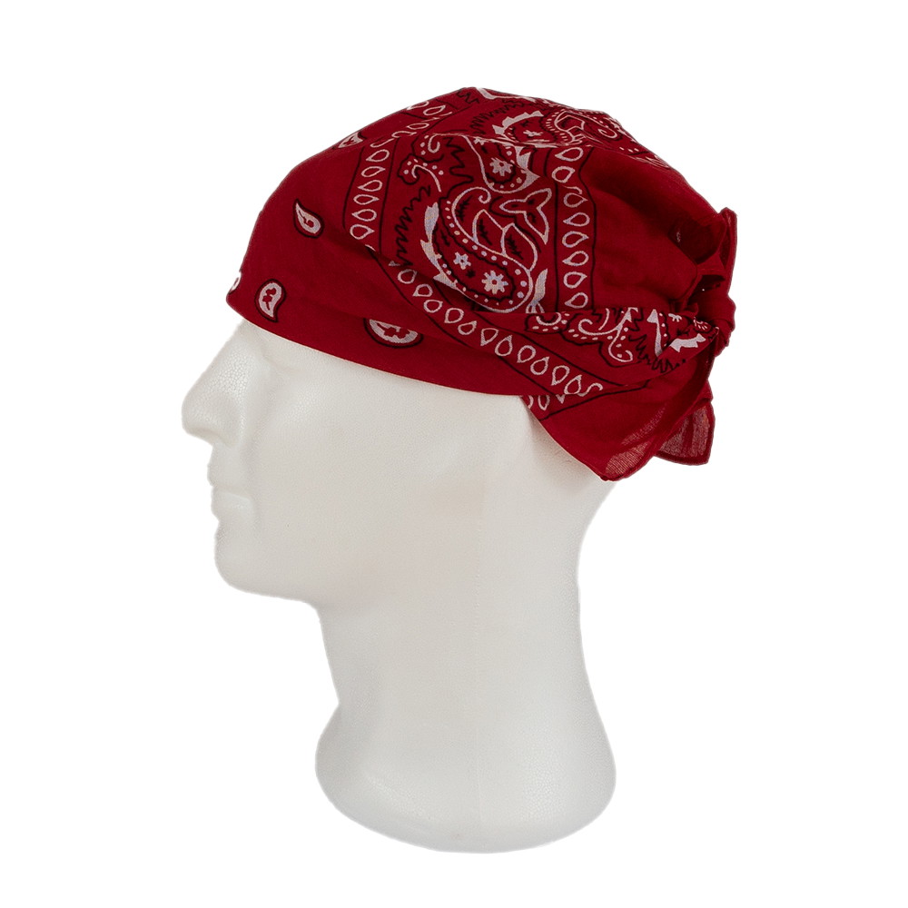 Rotes Bandana mit Paisley-Muster auf einem weißen Schaufensterkopf, seitliche Ansicht.