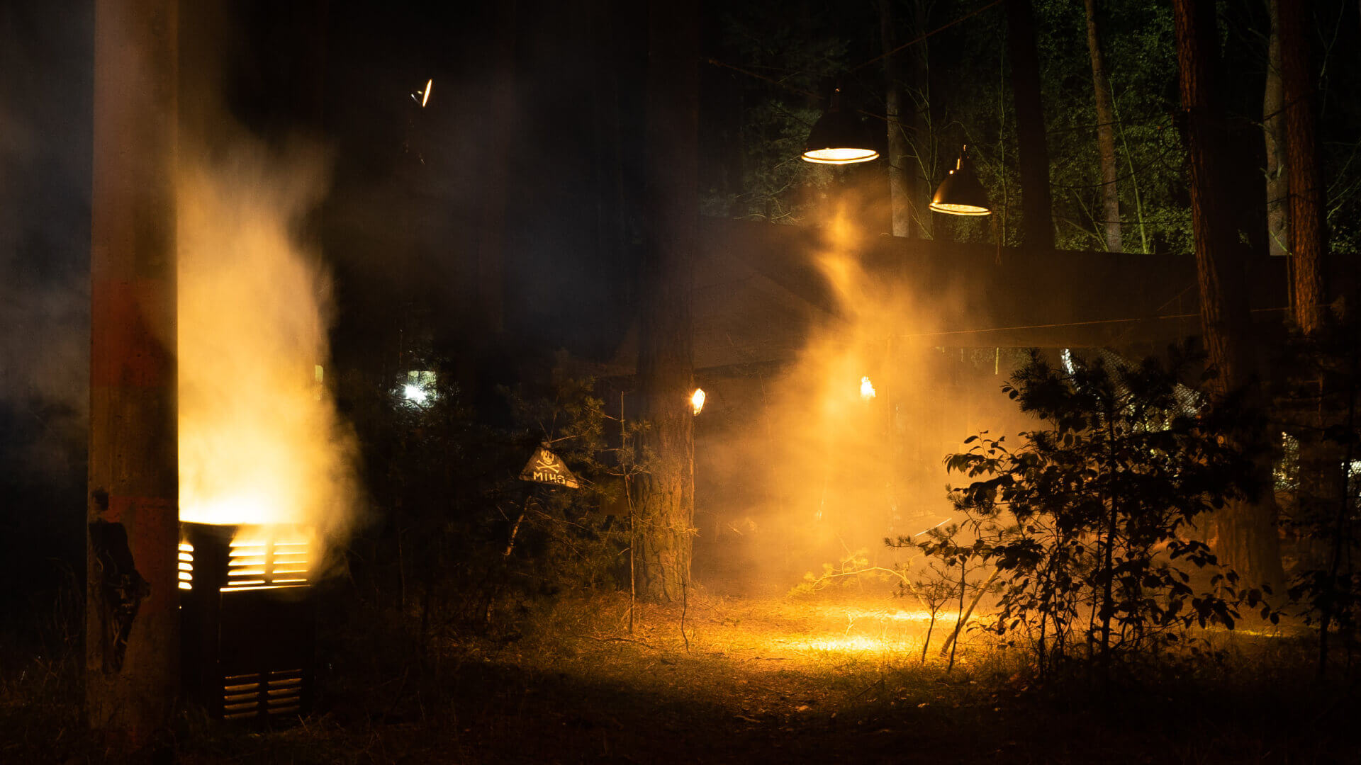 Nachtspielplatz im Wald mit Nebel und Beleuchtung für atmosphärisches Airsoft-Spiel.