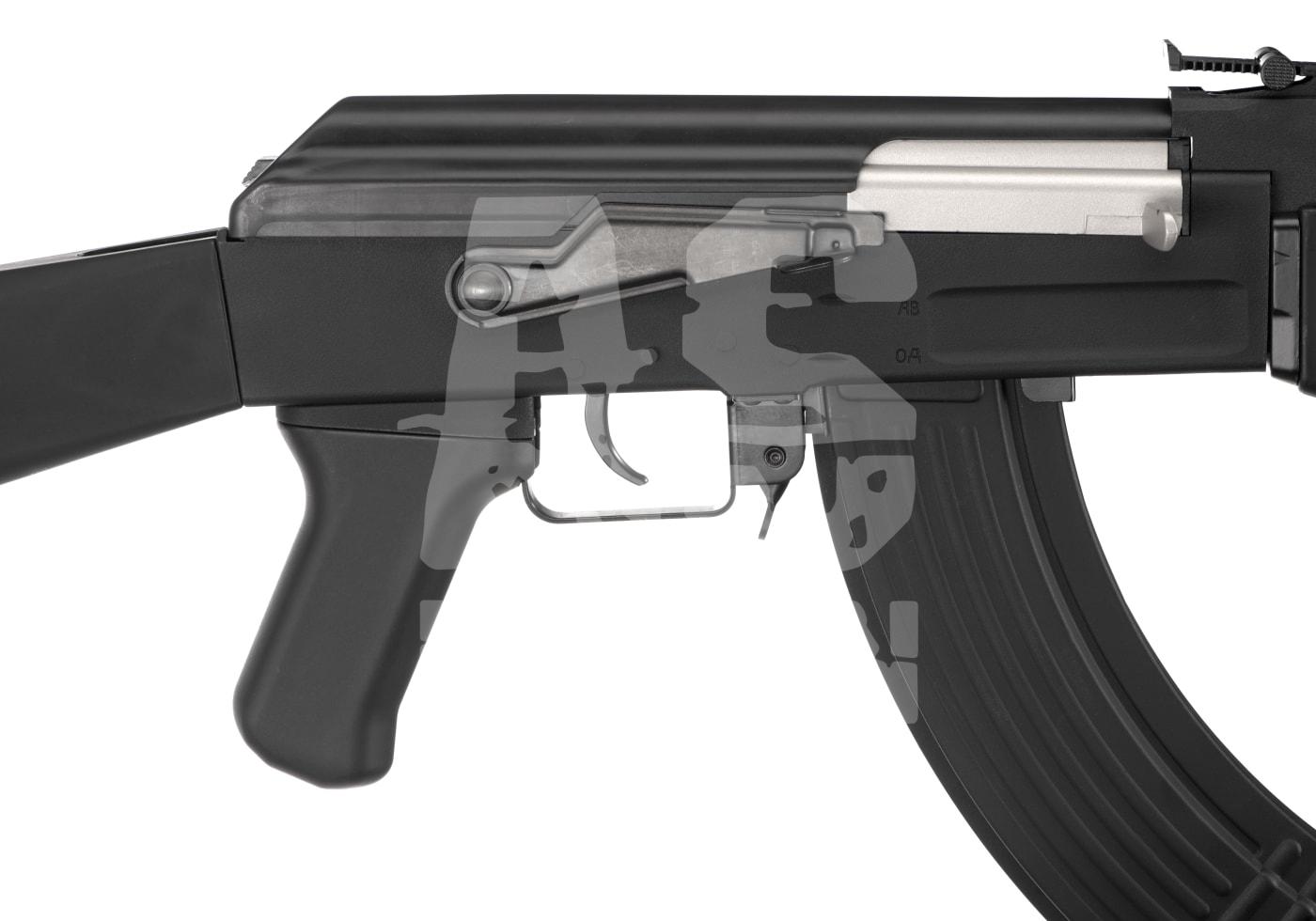 Airsoft-Gewehrnahaufnahme: Griff, Abzug und Magazin einer schwarzen Replik.