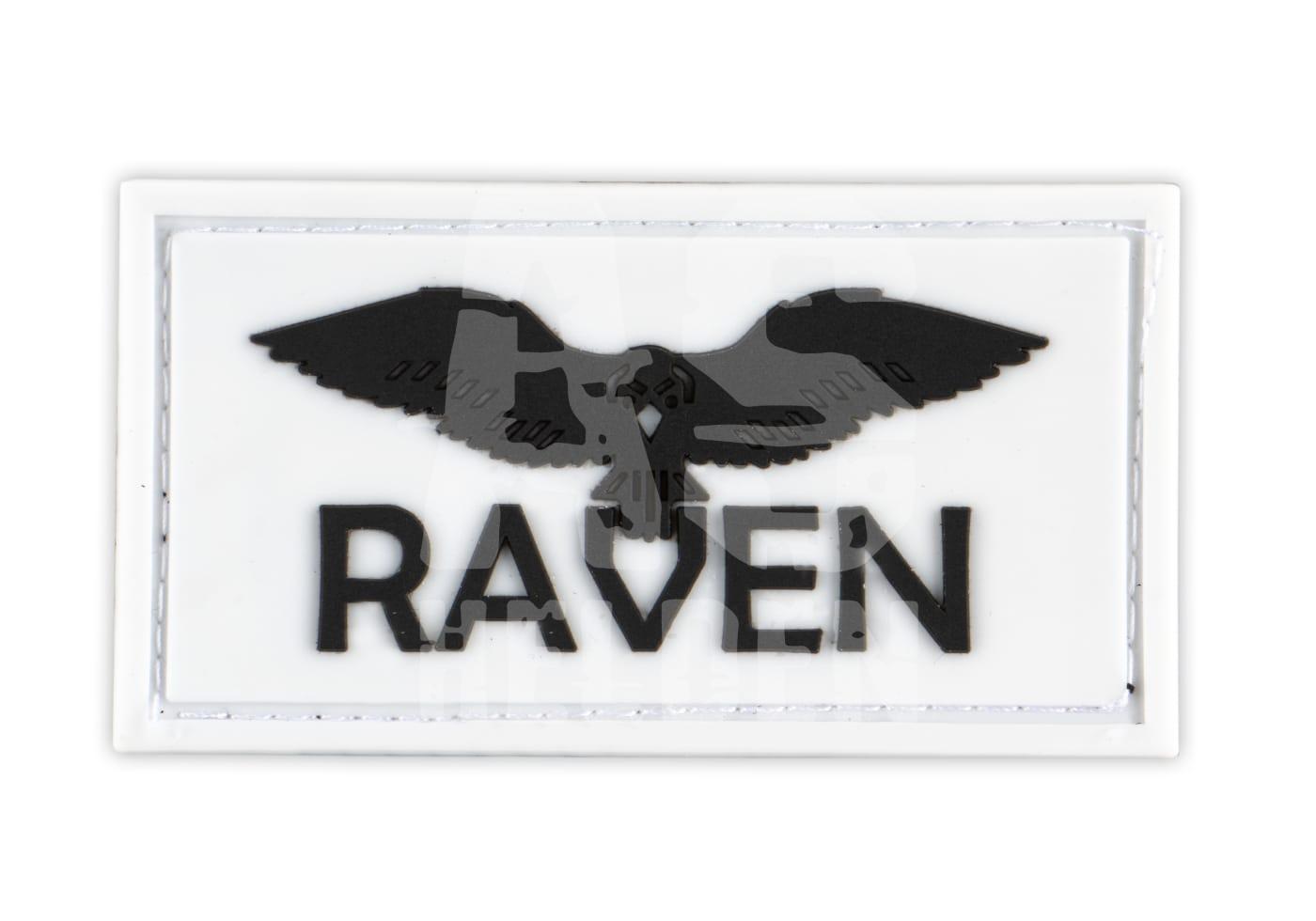 Weißer Patch mit schwarzem Rabenmotiv und dem Schriftzug "RAVEN".