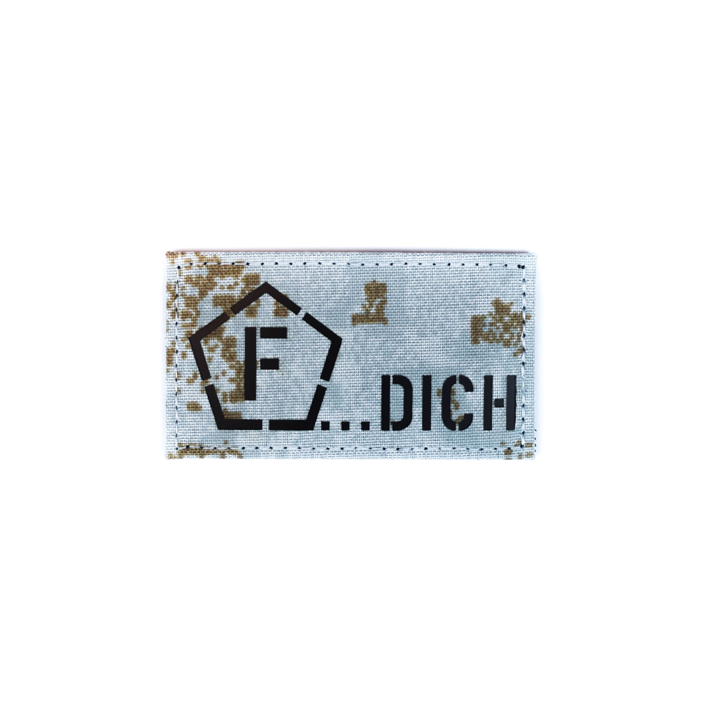 Graues Airsoft-Patch mit schwarzem Text "F... DICH" und Tarnmuster.