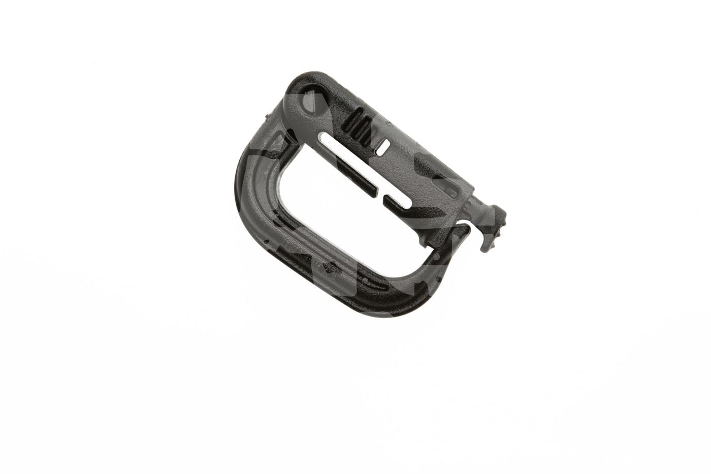 Schwarzer Kunststoffkarabiner mit Camouflage-Muster, geeignet für Airsoft-Ausrüstung.