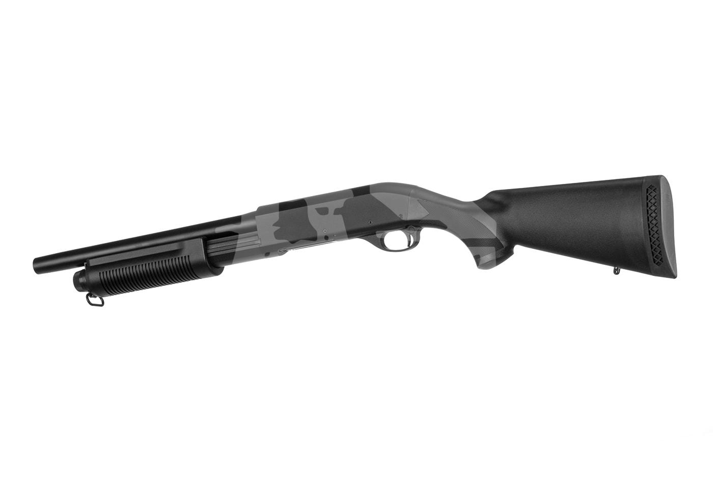 Cyma CM350 Shotgun - ab 18 Jahren Schwarze Airsoft-Pumpgun mit kurzem Lauf, camo-farbenem Schaft und Mattschwarz-Finish.