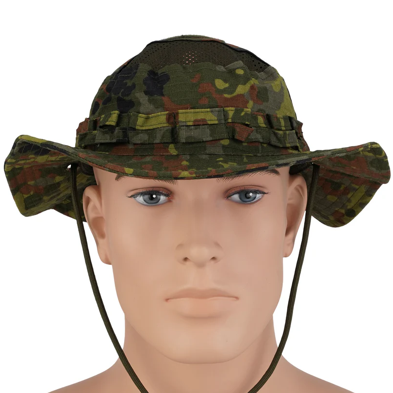 Camouflage-Booney-Hut auf Schaufensterpuppe, ideal für Airsoft-Tarnung.