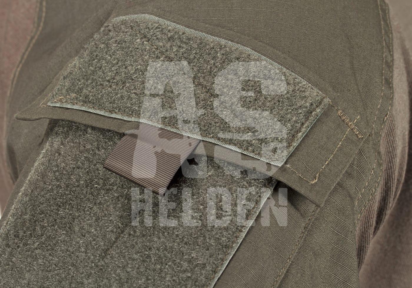 Grünes Klettverschlussfeld einer Airsoft-Taktikhose, nah aufgenommen.