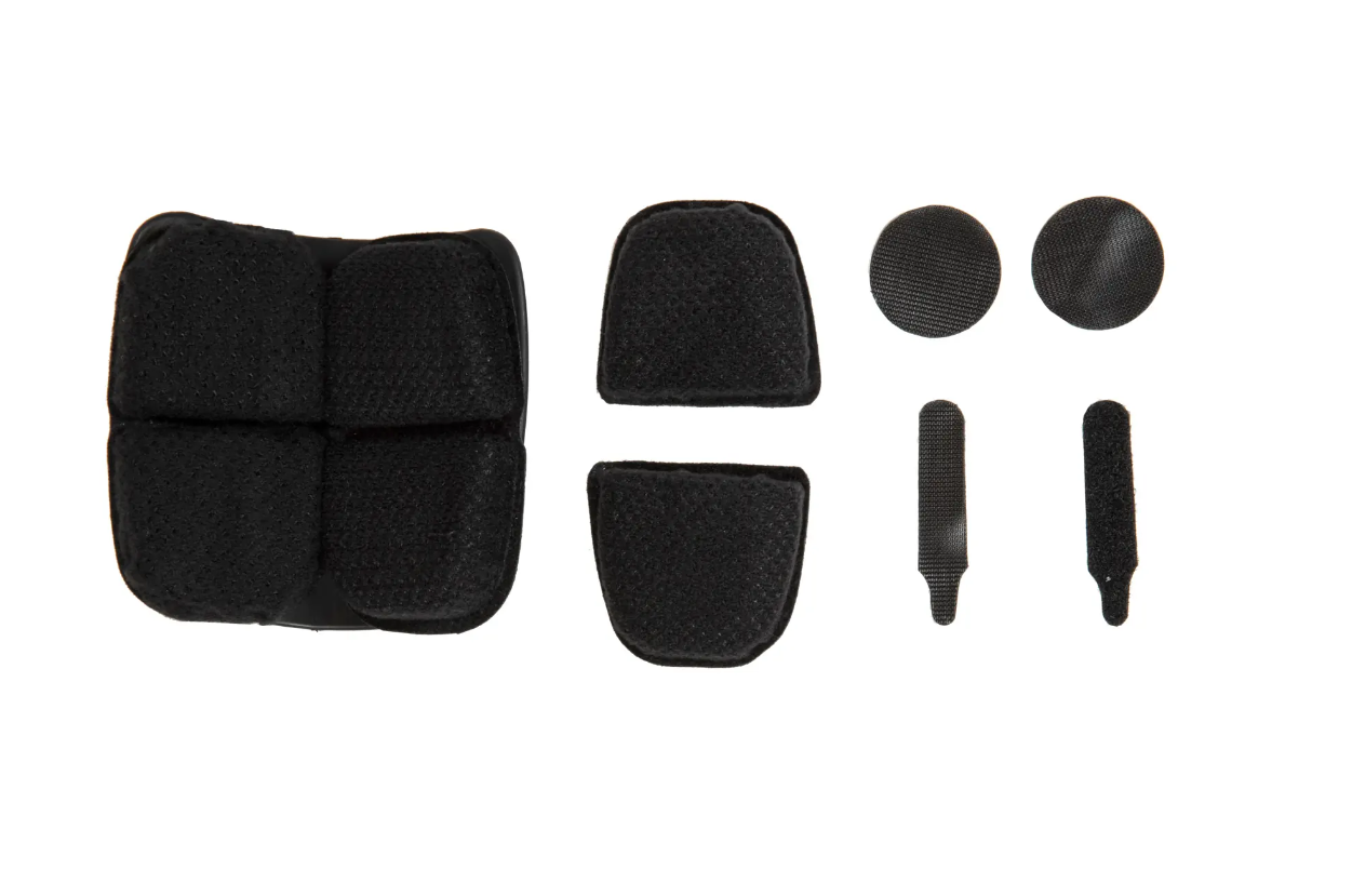 Schwarze, gepolsterte Helm-Innenteile in verschiedenen Formen für Airsoft-Ausrüstung.