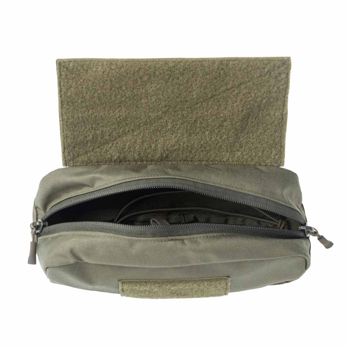 Olivgrüne Airsoft-Tasche mit Reißverschluss und offener Klappe, ideal zur Aufbewahrung von Ausrüstung.