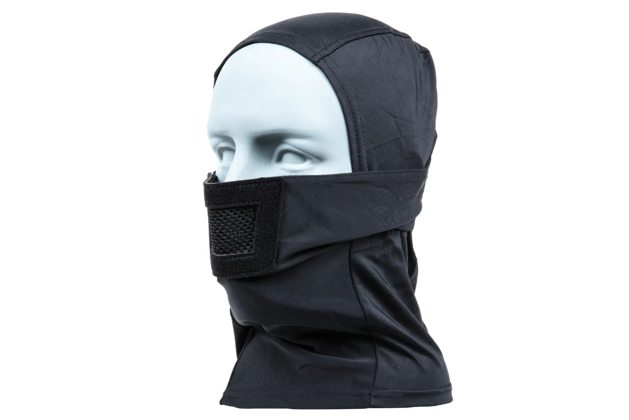 Schwarze Airsoft-Balaclava auf einem Model, mit Mesh-Einsatz und Velcro-Bändern für sicheren Sitz.