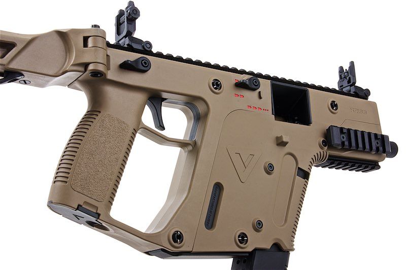 Krytac Kriss Vector S-GBB fde - ab 18 Jahren Airsoft AEG im modernen Design, tan, mit taktischen Schienen und klappbarem Visier, Detailaufnahme.