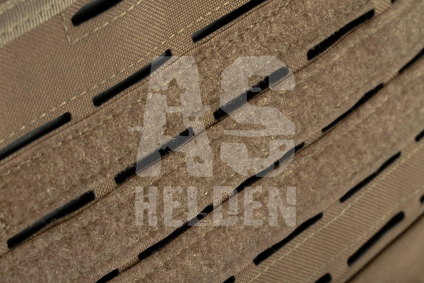 Nahaufnahme einer taktischen Ausrüstungsoberfläche mit Klett- und Molle-Schlaufen.