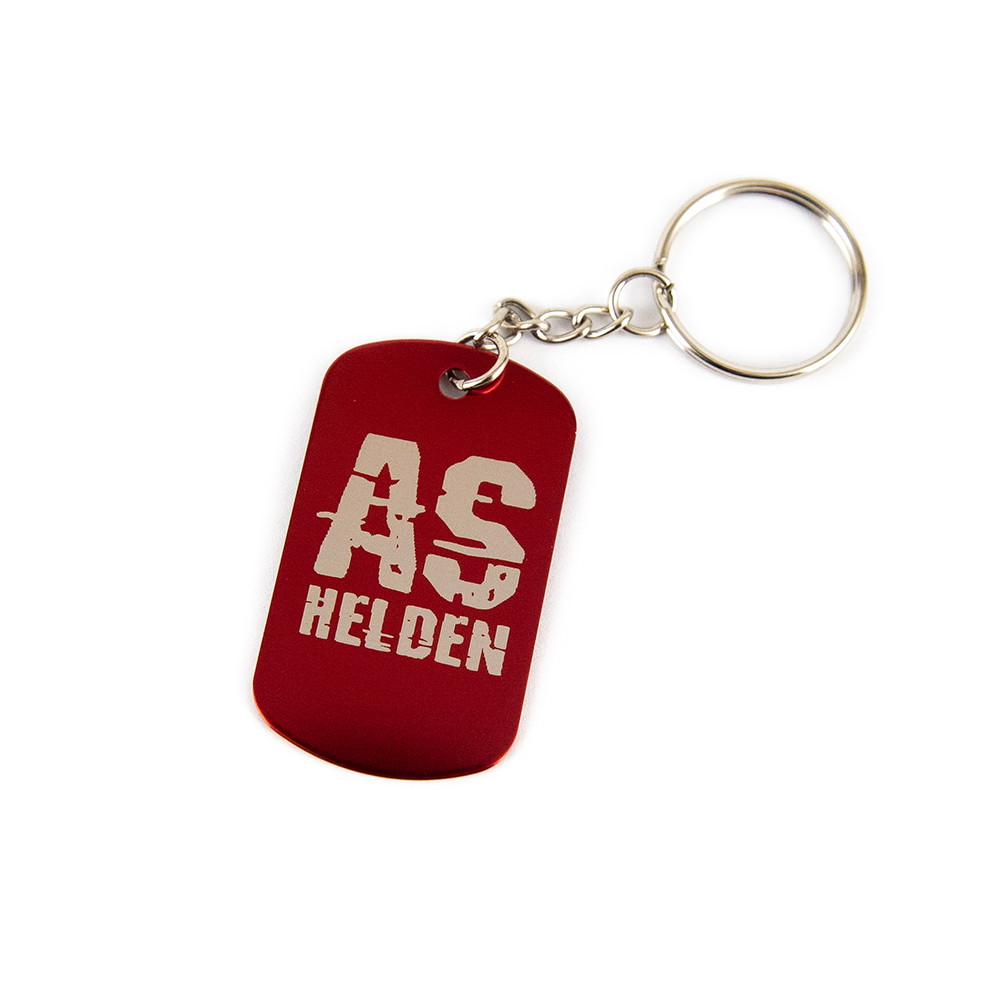 Roter Schlüsselanhänger mit "AS HELDEN"-Aufdruck, silberne Kette und Ring.
