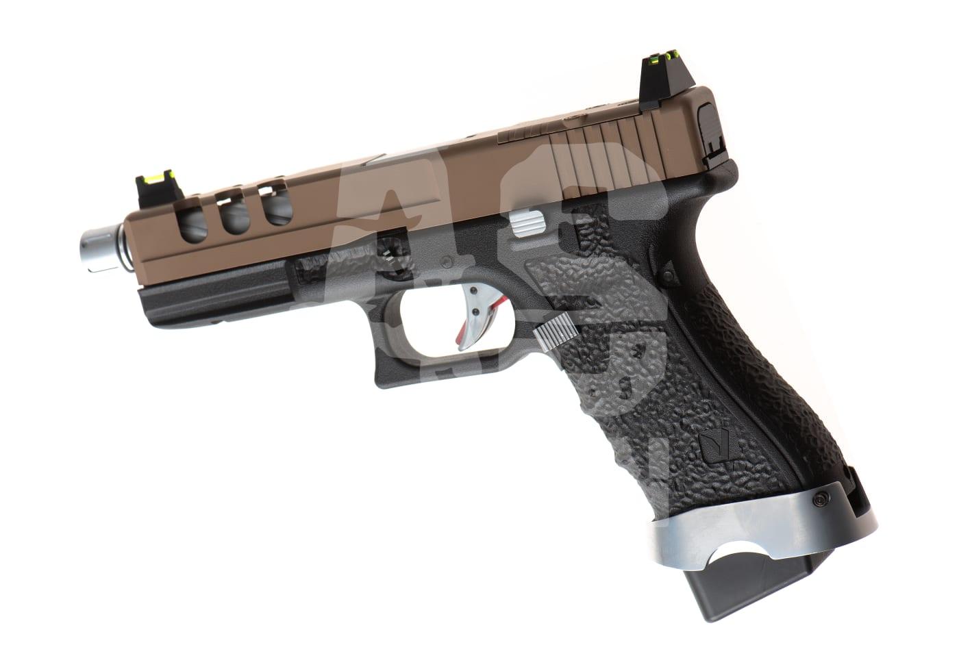 Airsoft-Pistole mit braunem Schlitten und perforiertem Design, schwarze Griffschale.