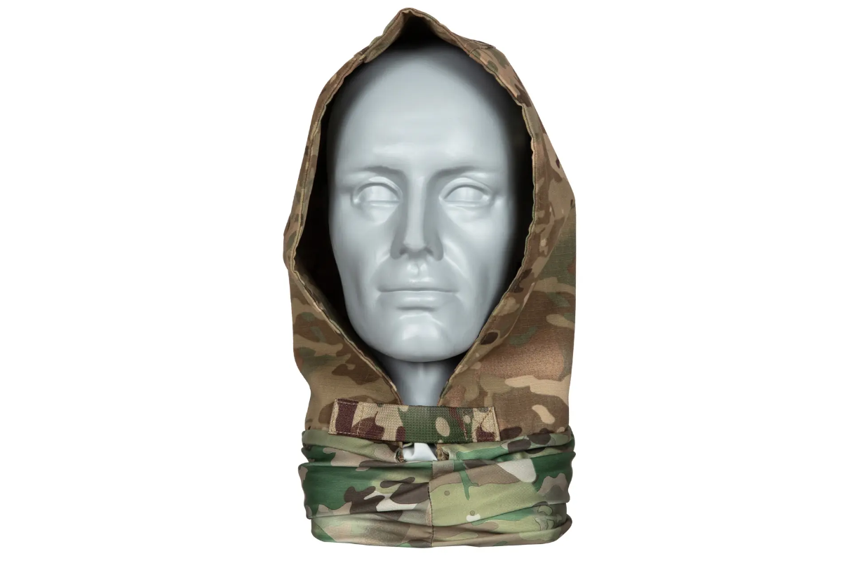 Mannequin mit Tarnmuster-Kapuze und -Schal für Airsoft, Vorderansicht.