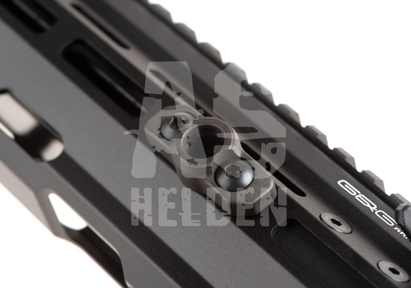 Nahaufnahme eines schwarzen Airsoft-Handschutzes mit Schienen und Montageschrauben.