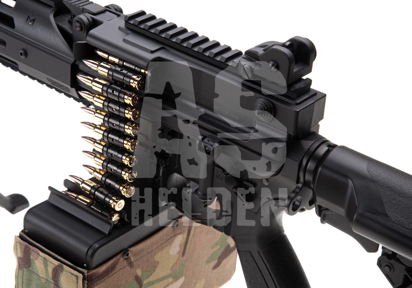 CM16 LMG 0.5J - ab 16 Jahren Nahaufnahme eines Airsoft-MGs mit Patronengurt und Tarnmuster-Magazinbox.