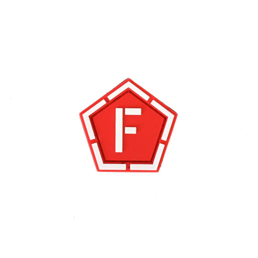 Rotes, fünfeckiges Abzeichen mit weißem „F“ auf rotem Hintergrund, ideal für Airsoft-Ausrüstung.