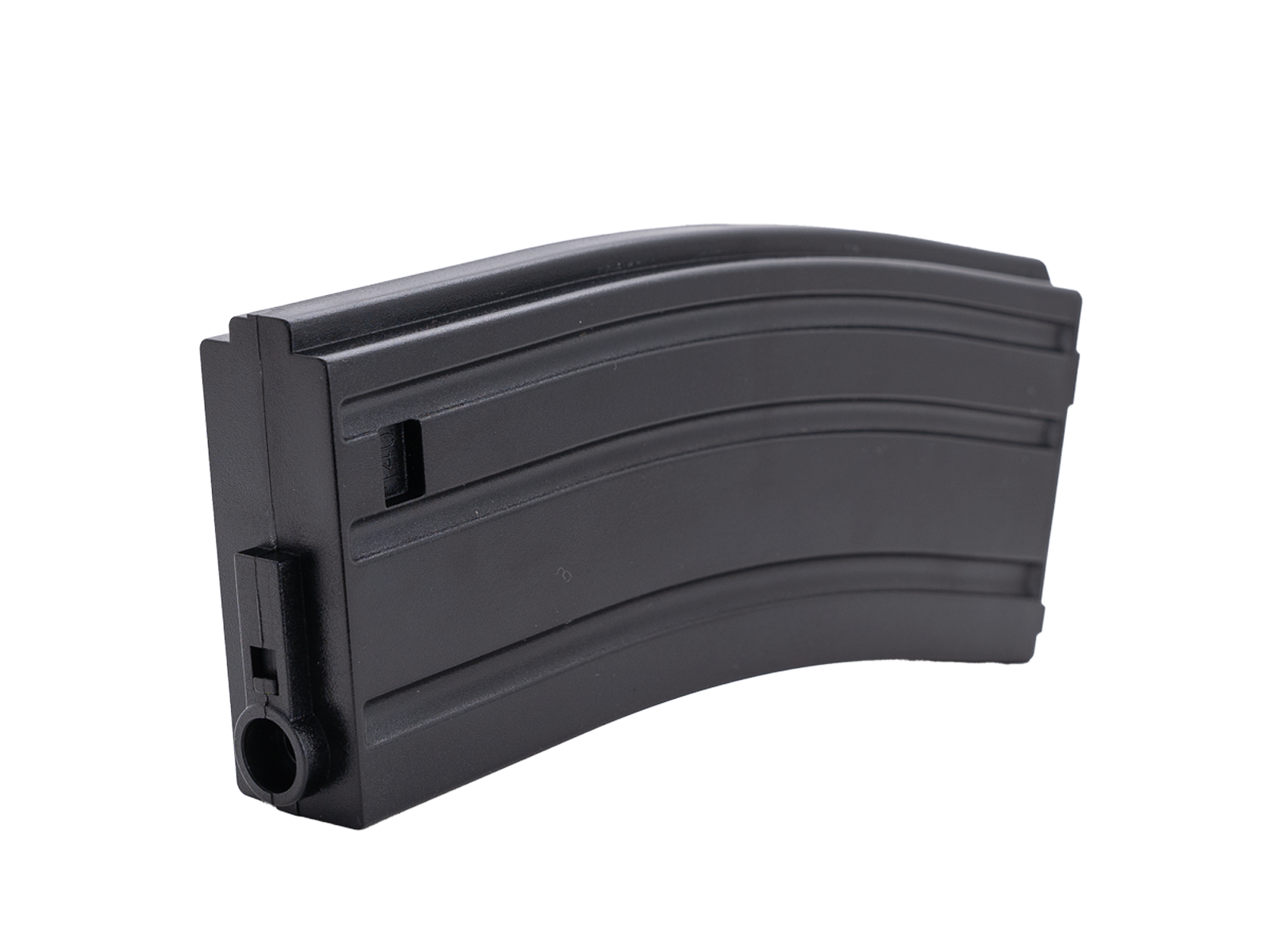 Schwarzes Airsoft-Magazin in gebogener Form für Gewehre, isoliert auf weißem Hintergrund.