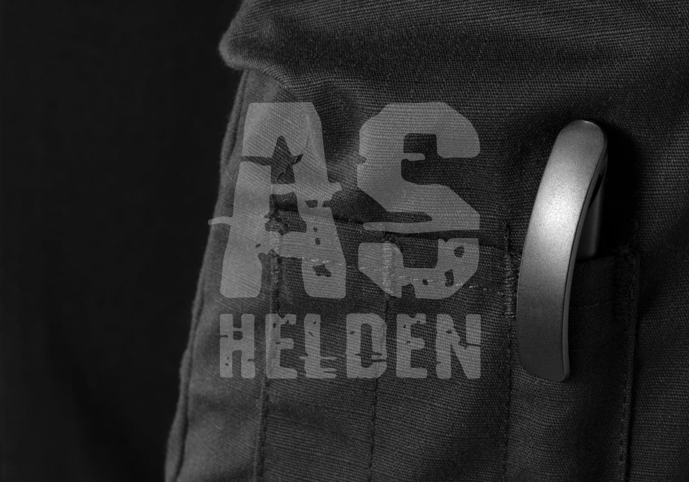 Taktische Tasche mit Clip, Aufdruck "AS HELDEN", Detailansicht in Schwarz-Weiß.