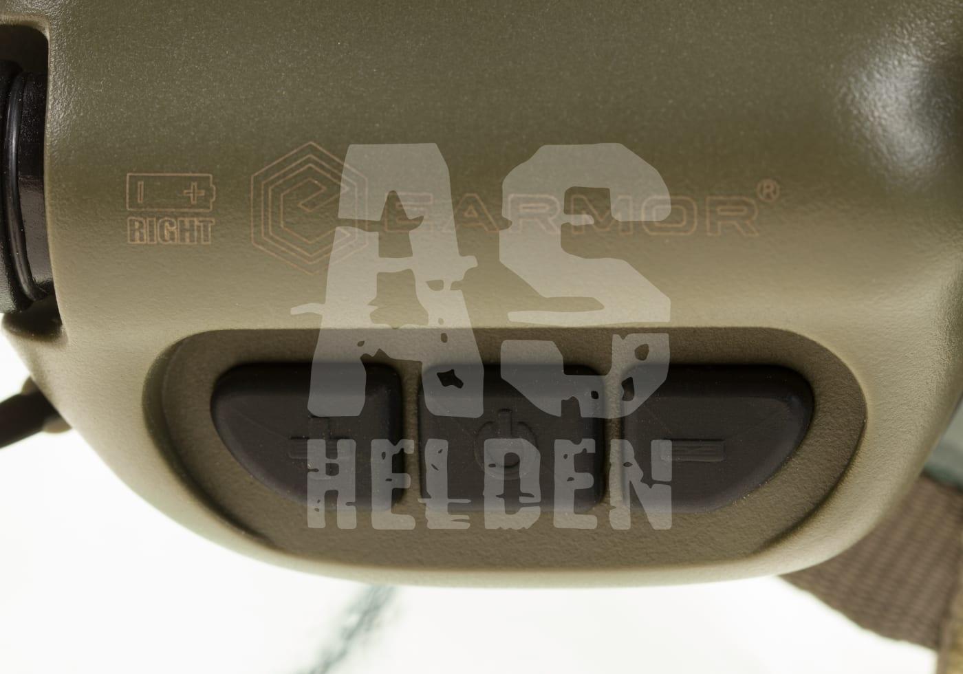 Nahaufnahme einer olivgrünen Gehörschutzsteuerung mit schwarzen Bedientasten für Airsoft.