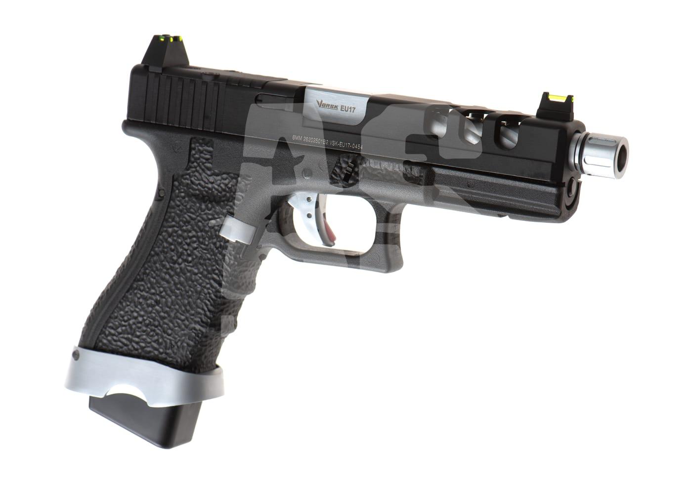Airsoft-Pistole im taktischen Design mit cargrauen und schwarzen Elementen, verziertem Griff und silbernem Lauf.