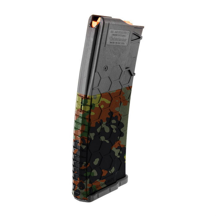 GunsWrap AR15 / M4 Rifle Magazin Skins Airsoft-Magazin, hexagonales Muster, Waldtarnung, seitliche Ansicht.