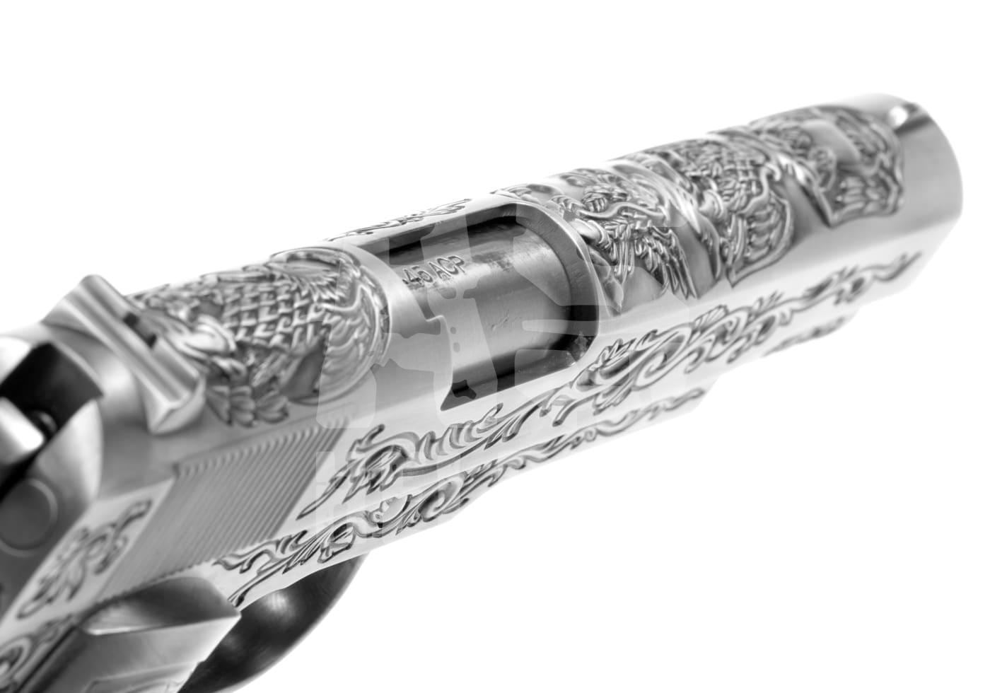 Verzierte Airsoft-Pistole in Silberoptik mit Gravur, Nahaufnahme des Laufs.