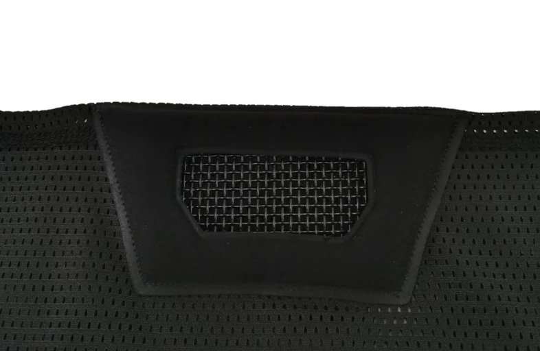 Schwarzes Mesh-Gewebe mit verstärktem Gittereinsatz, ideal für Belüftung bei Airsoft-Ausrüstung.