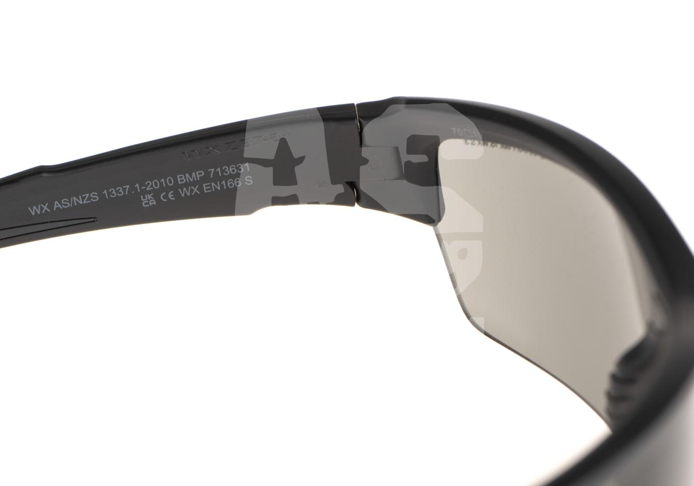 Schutzbrille, schwarzer Rahmen, mit Zertifikatsnummern für Airsoft-Sicherheit.