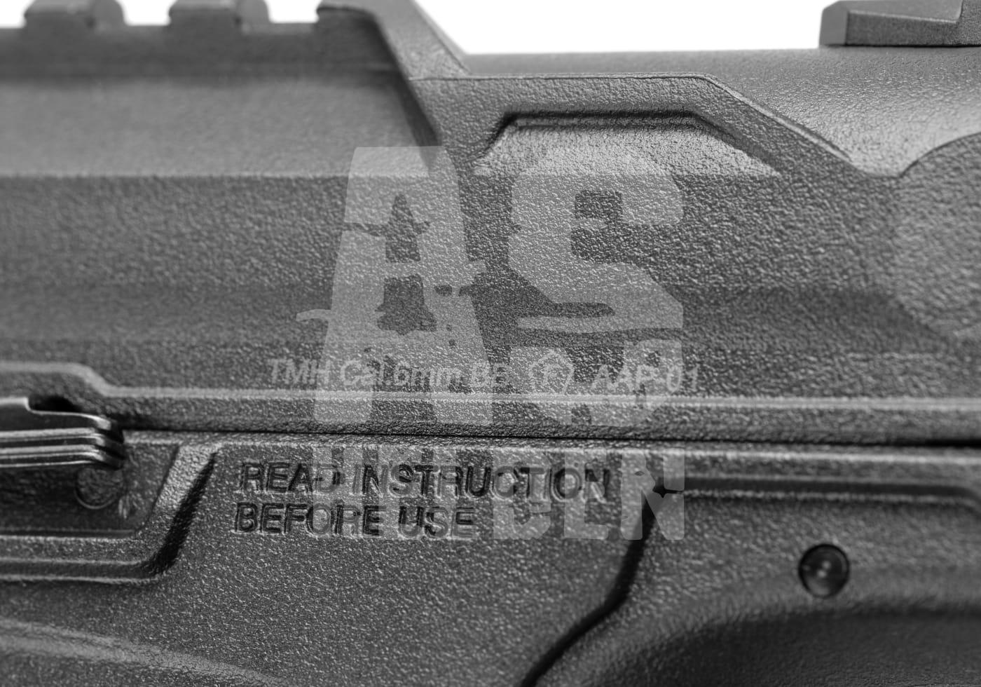 Action Army AAP01C GBB Semi Auto - ab 18 Jahren Nahaufnahme eines strukturierten Teils einer Airsoft-Waffe mit der Aufschrift "READ INSTRUCTION BEFORE USE".