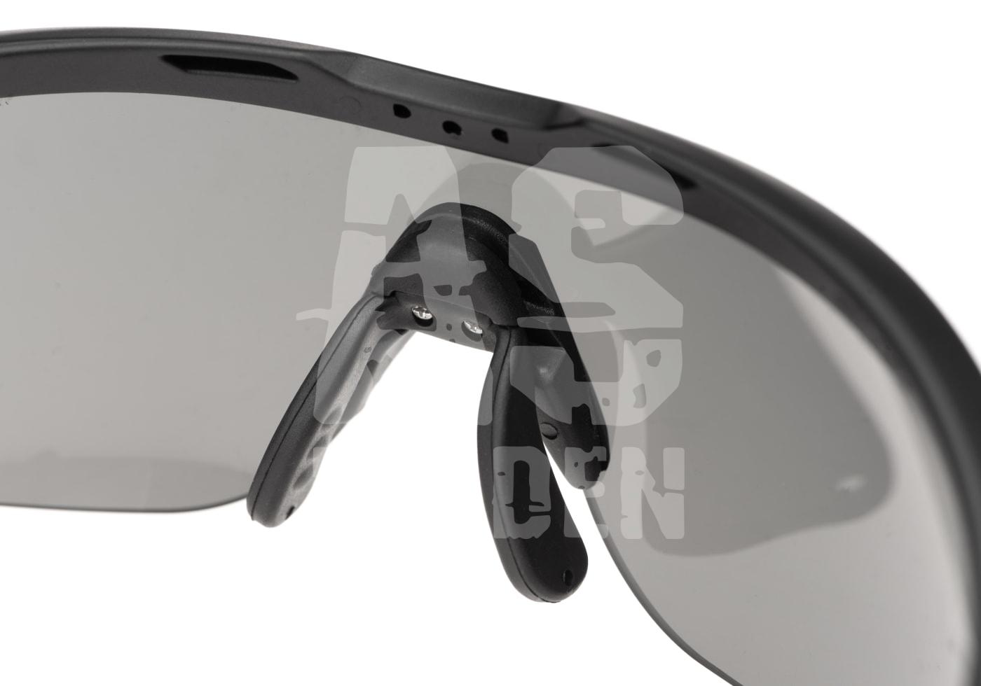 Schwarze Schutzbrille mit getönten Gläsern und gepolstertem Nasensteg, Nahaufnahme.