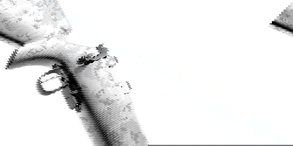 Tarnfarbene Airsoft-Gewehr-Nachbildung mit grauem und weißem Muster auf einem weißen Hintergrund.