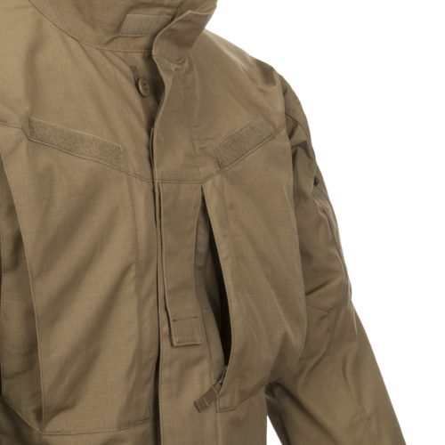 Taktische, olivgrüne Airsoft-Jacke mit mehreren Taschen und Klettverschluss im Brustbereich.
