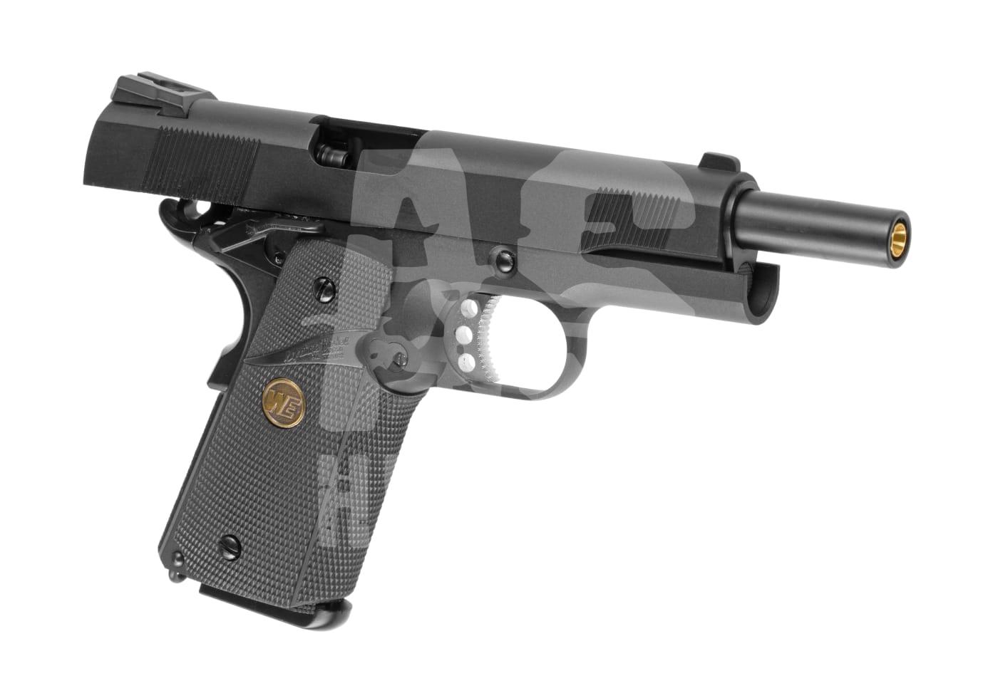 Schwarze Airsoft-Pistole mit Camouflage-Details und goldfarbenem Lauf.