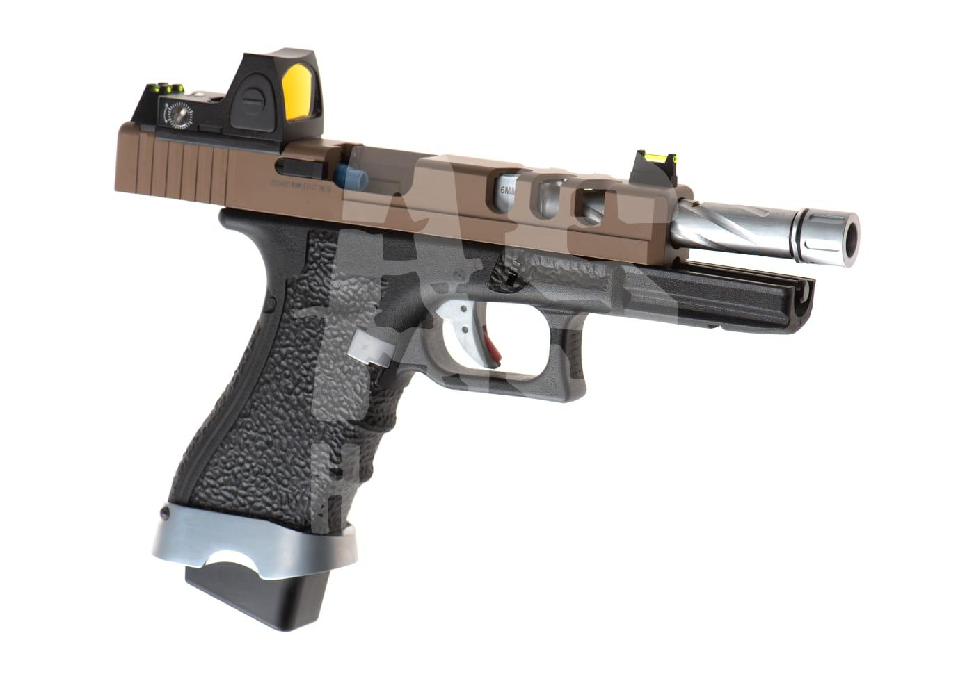 Airsoft-Pistole mit taktischem Visier, strukturiertem Griff und silbernem Lauf.
