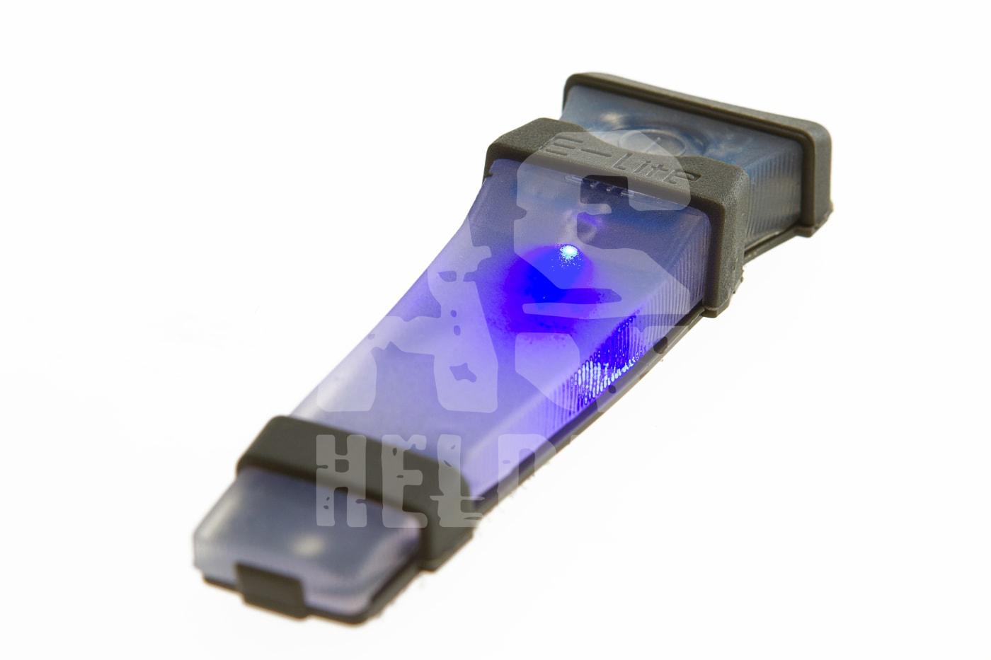 Blaues Airsoft-Gadget mit LED-Licht und schwarzem Gehäuse, ideal für taktische Anwendungen.