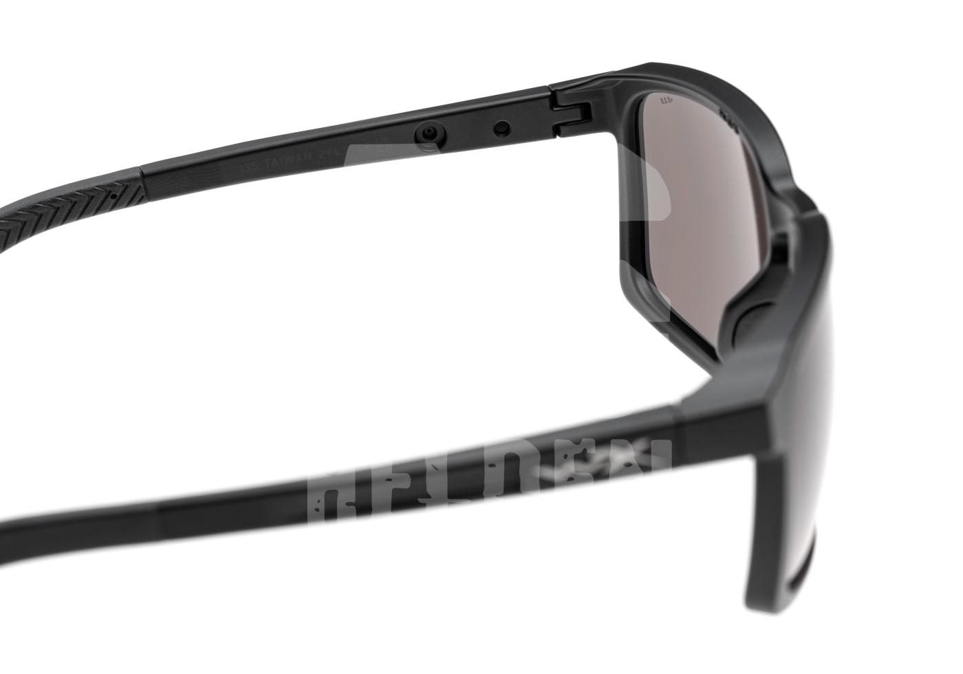 Schwarze Airsoft-Schutzbrille, seitlich fotografiert, mit robustem Rahmen und klaren Gläsern.