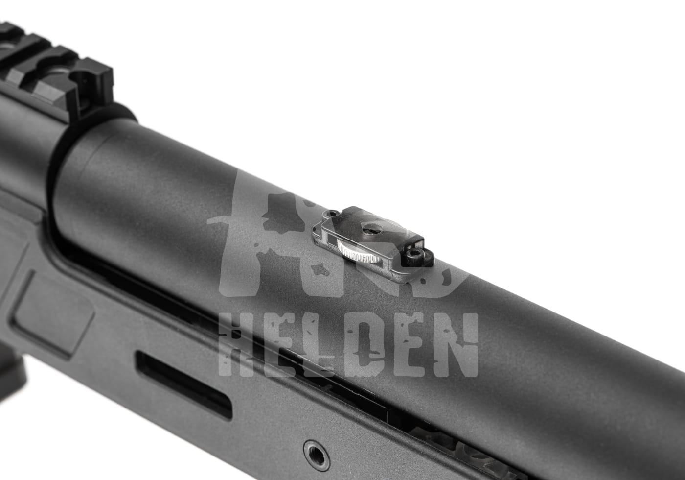 Archwick B&T SPR 300 Pro 2.8J - ab 18 Jahren Nahaufnahme eines schwarzen Airsoft-Laufes mit Visier und Schiene auf weißem Hintergrund.