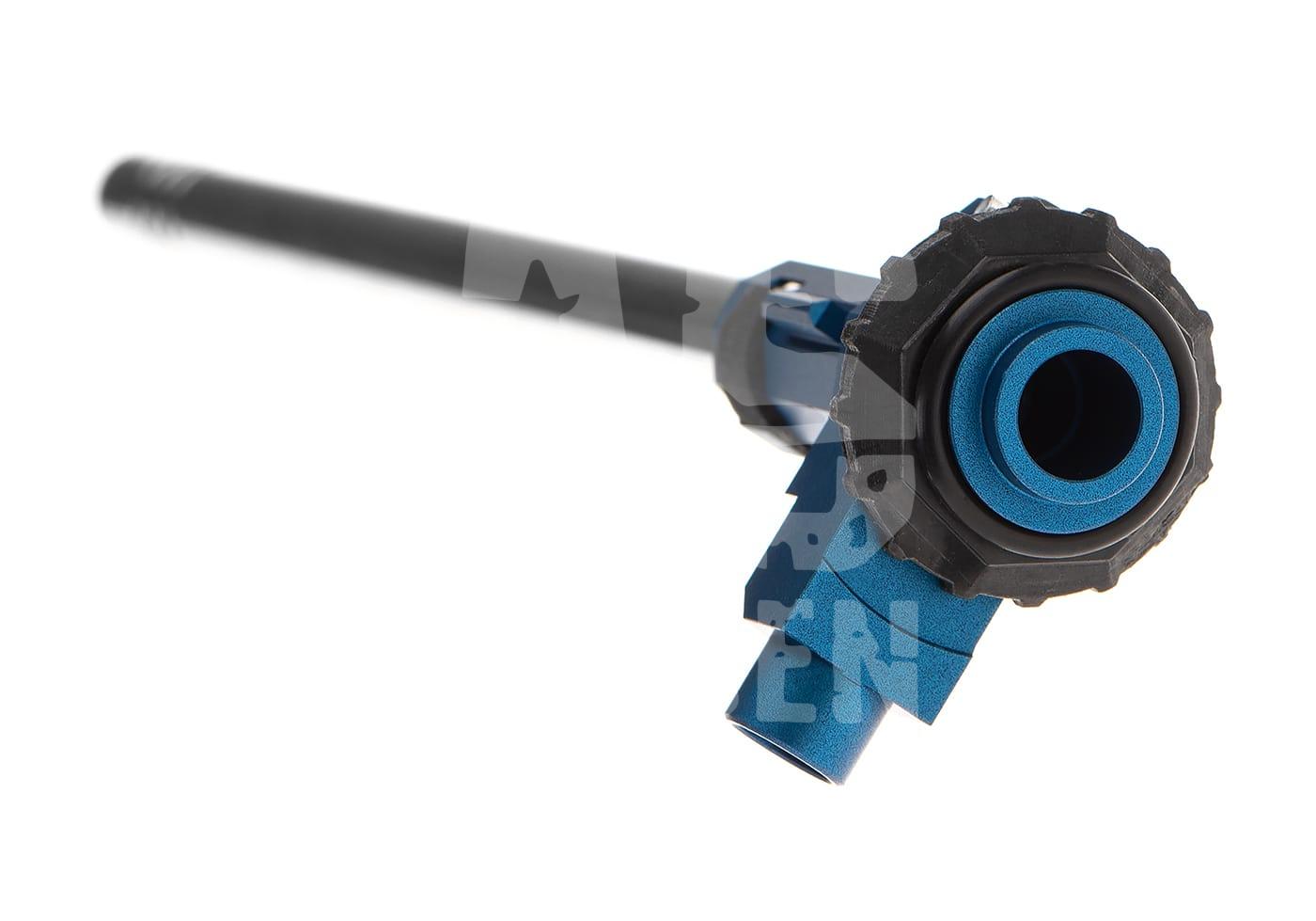 Blauer Airsoft-Innenlauf mit schwarzer Befestigung, perspektivisch von der Spitze fotografiert.