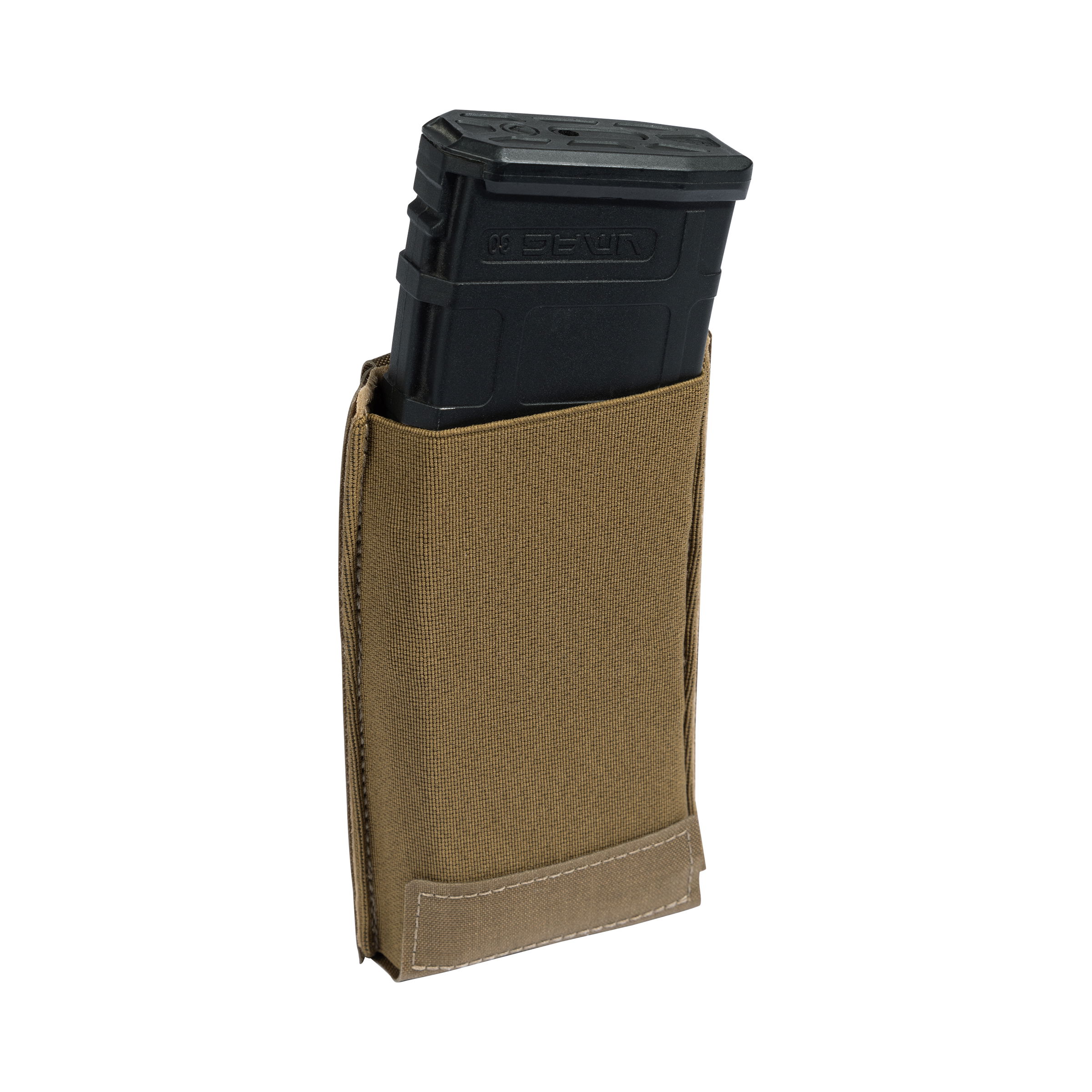 Taktische Magazintasche in Coyote-Braun mit schwarzem Magazin, ideal für Airsoft-Spiele.