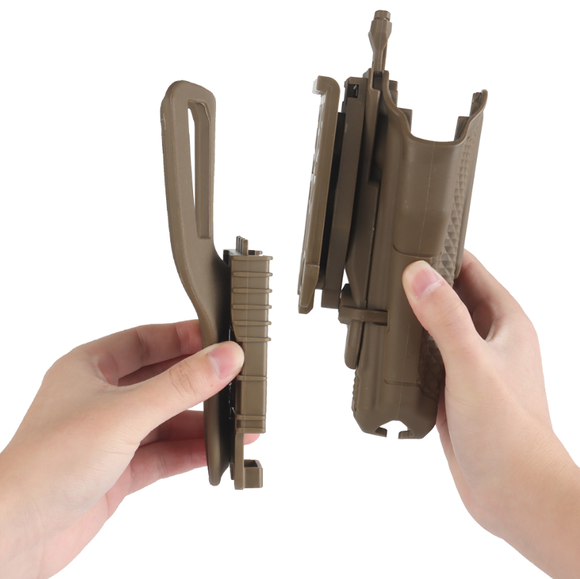 Zwei Hände halten ein zweiteiliges, braunes Holster für Airsoft-Pistolen.