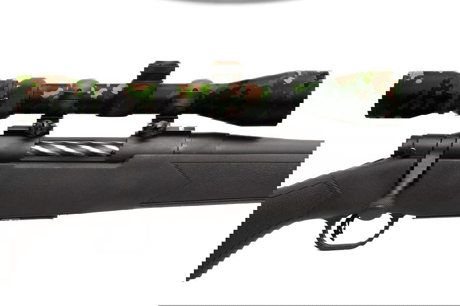 Airsoft-Scharfschützengewehr mit schwarz-grünem Camouflage-Zielfernrohr, seitliche Ansicht.