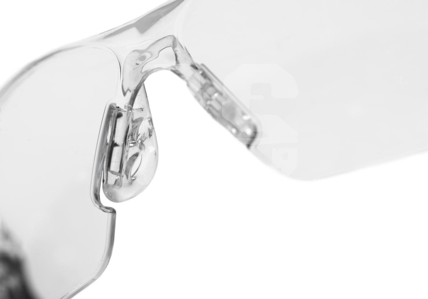 Klarer Nasensteg einer durchsichtigen Schutzbrille für Airsoft.