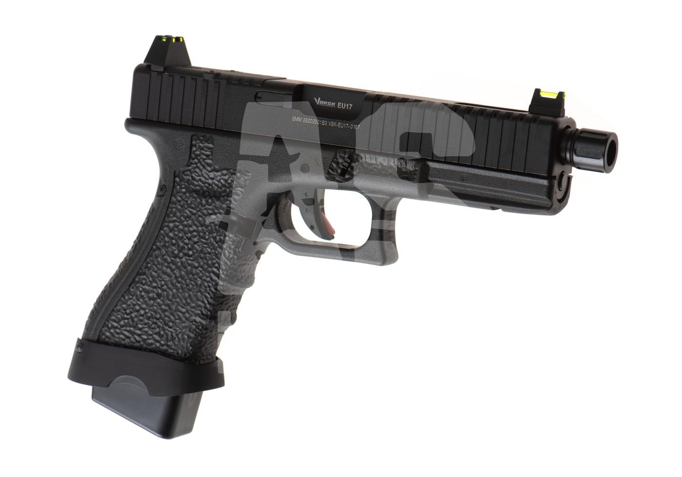 Schwarze Airsoft-Pistole, realistisches Design, strukturierter Griff, Zielfernrohr und Kurzerlauf.