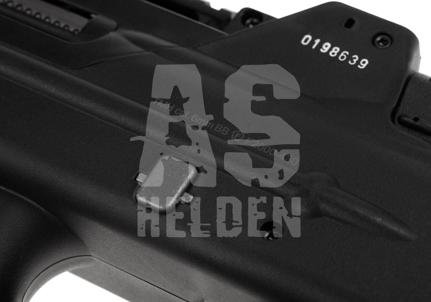 Nahaufnahme einer schwarzen Airsoft-Waffe mit Seriennummer und AS Helden Logo.