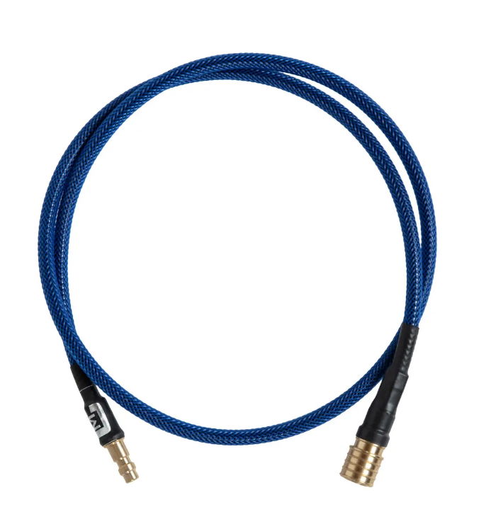 Blaues, geflochtenes Kabel mit Metallanschlüssen an beiden Enden, fotografiert vor weißem Hintergrund.