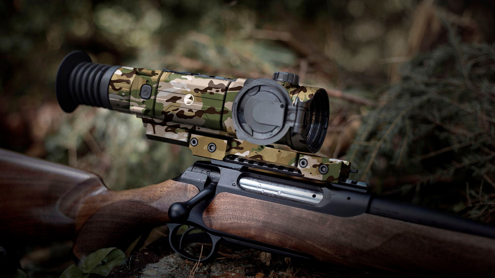 Camouflage-Zielfernrohr auf Holzgewehr, im Wald positioniert.