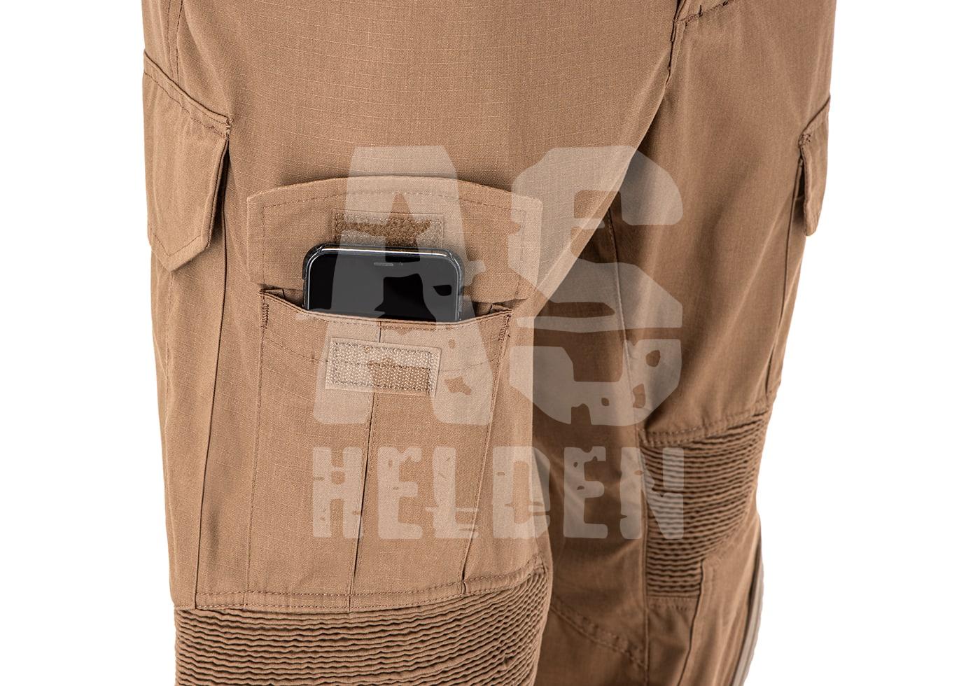Beige Cargo-Hose mit Smartphone in einer Seitentasche, Airsoft-geeignet.