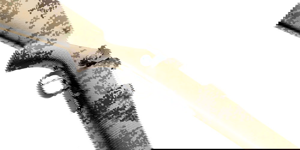 Airsoft-Gewehr mit digitalem Tarnmuster und seitlichem Verschluss, Nahaufnahme des Abzugsbereichs.