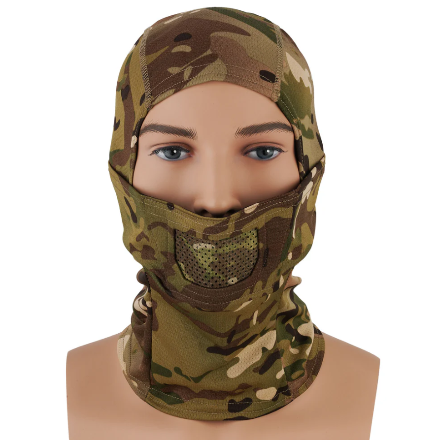 Tarn-Balaclava auf Schaufensterpuppe, geeignet für Airsoft-Spiele, mit Mesh-Mundschutz.