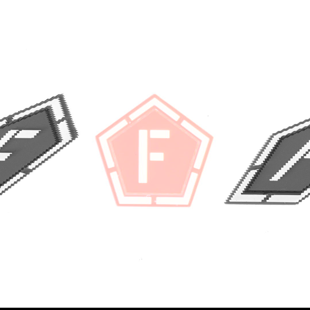 Rotes, fünfeckiges Abzeichen mit weißem „F“ auf rotem Hintergrund, ideal für Airsoft-Ausrüstung.